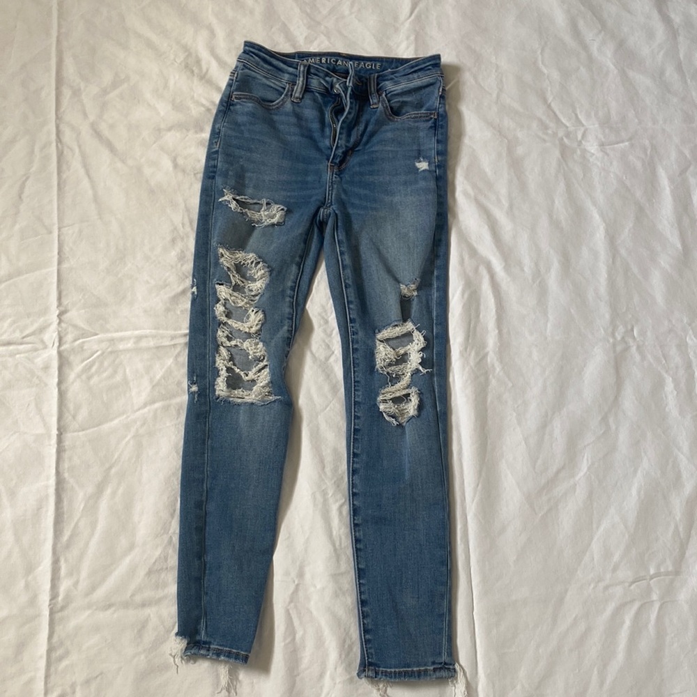 Ripped American Eagle hi-rise jegging.